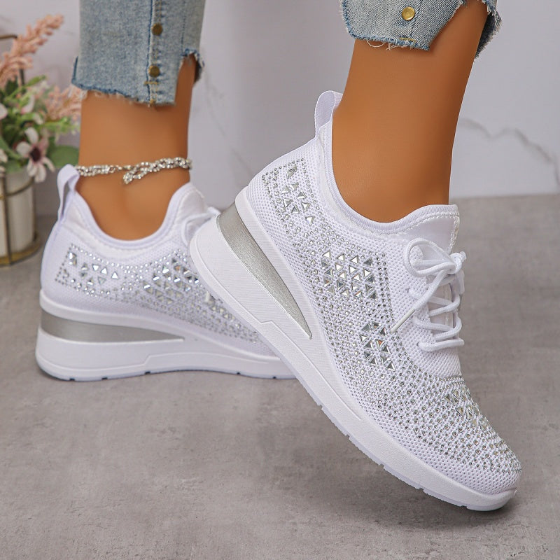 Atmungsaktive Sneaker aus Mesh mit Strassverzierung