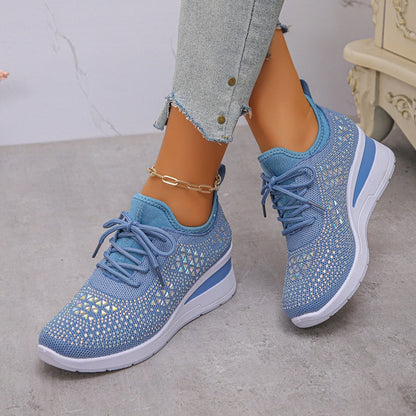 Atmungsaktive Sneaker aus Mesh mit Strassverzierung