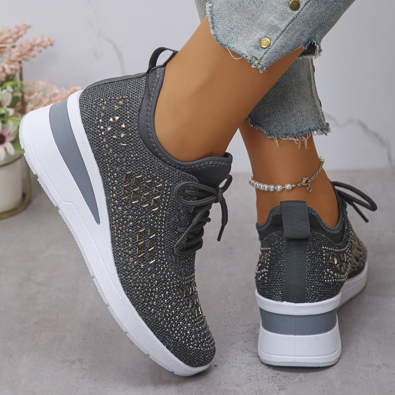 Atmungsaktive Sneaker aus Mesh mit Strassverzierung