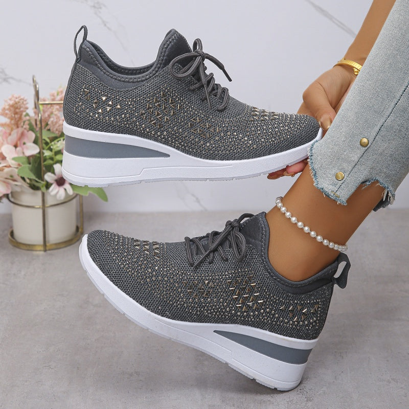 Atmungsaktive Sneaker aus Mesh mit Strassverzierung