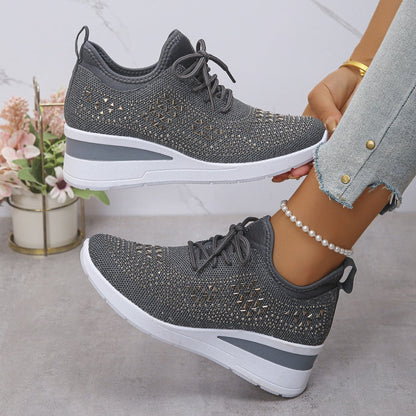 Atmungsaktive Sneaker aus Mesh mit Strassverzierung