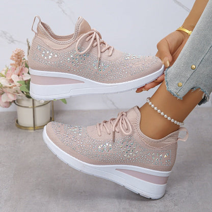 Atmungsaktive Sneaker aus Mesh mit Strassverzierung