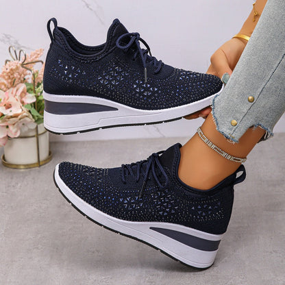 Atmungsaktive Sneaker aus Mesh mit Strassverzierung