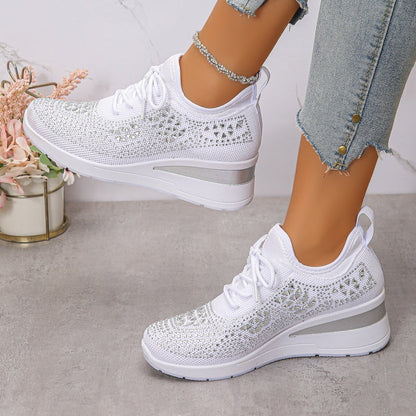 Atmungsaktive Sneaker aus Mesh mit Strassverzierung
