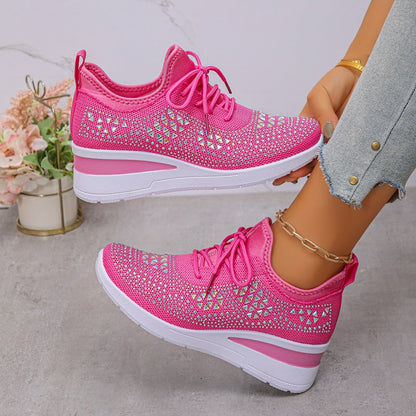 Atmungsaktive Sneaker aus Mesh mit Strassverzierung
